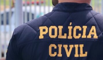 Identificação da Polícia Civil no uniforme de um policial